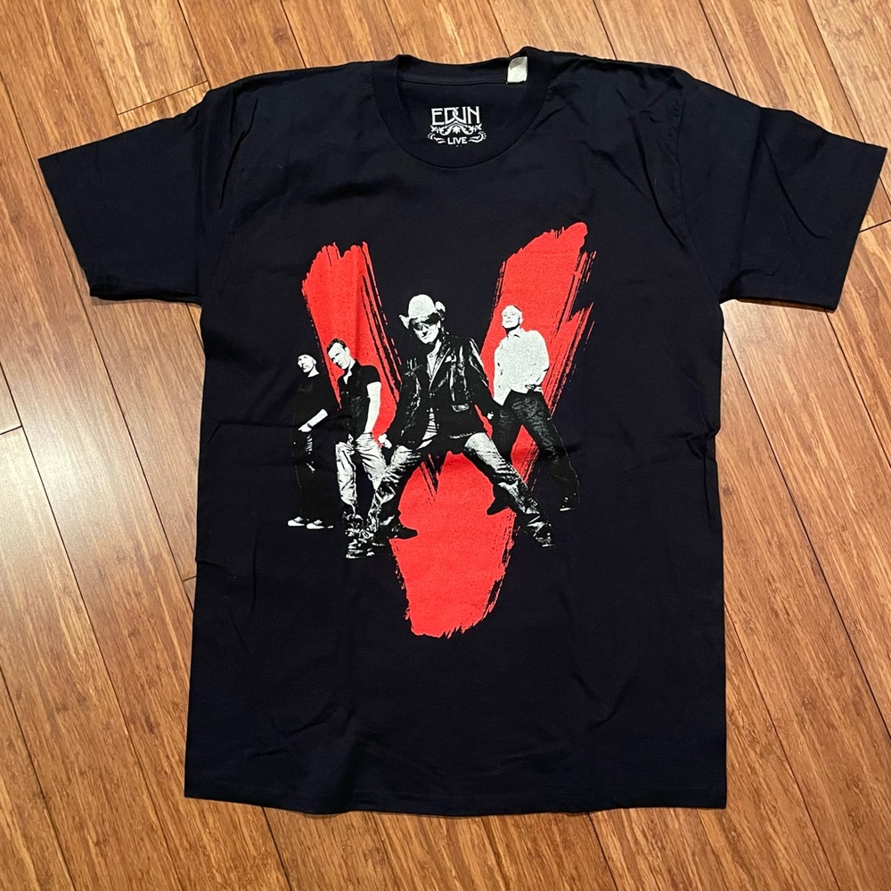Vintage 2005 U2 concert tee from Vertigo tour, size L, excellent condition.